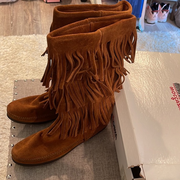 Women’s Minnetonka suede Moccasin boots NIB size 8 brown - Picture 3 of 11